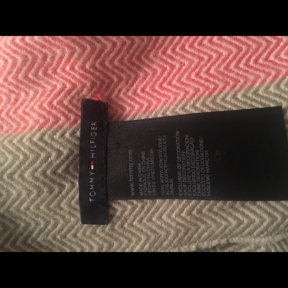 Tommy Hilfiger Shawl - Picture 3 of 3